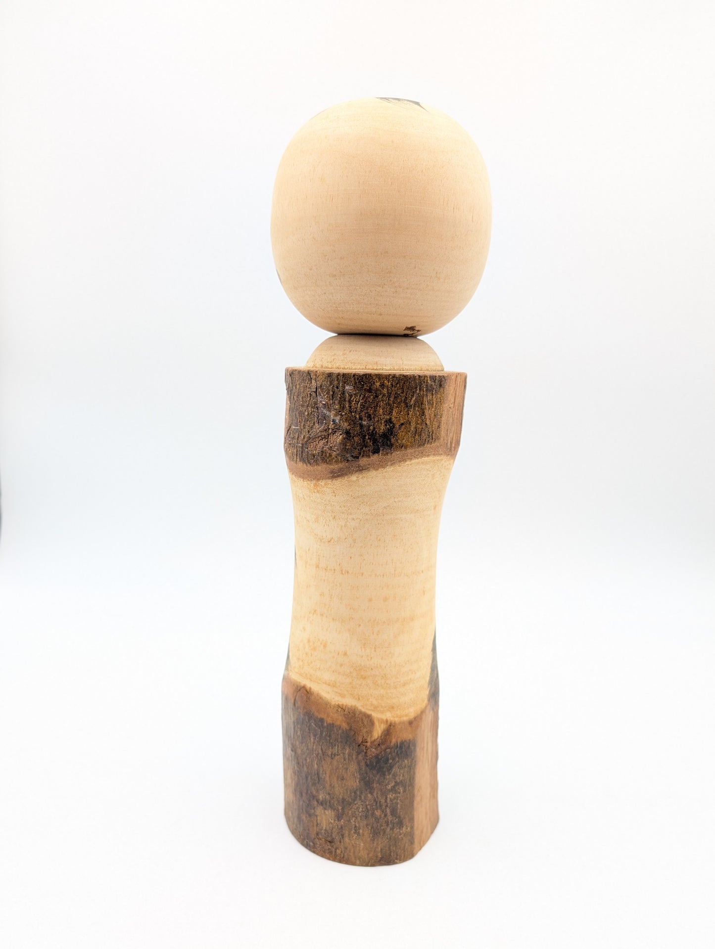 Kokeshi con paesaggio di montagna