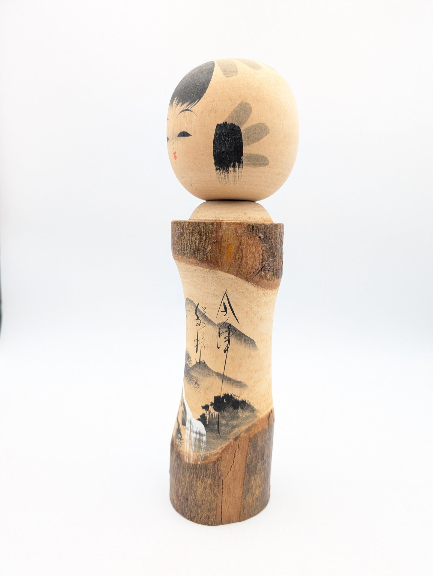 Kokeshi con paesaggio di montagna