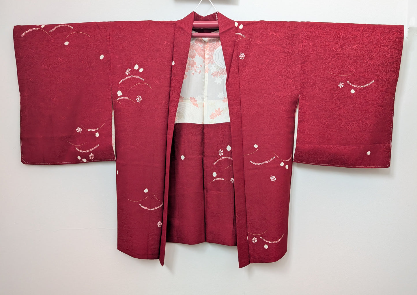 Haori bordeaux con motivo damascato