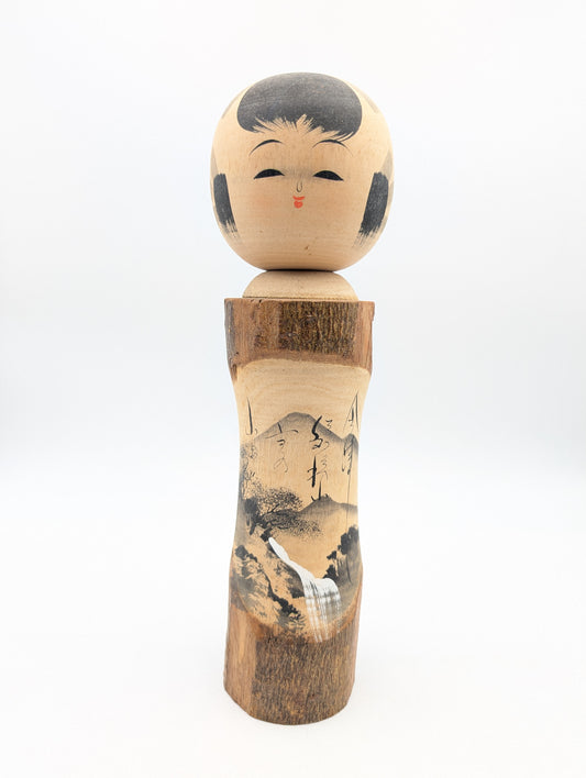 Kokeshi con paesaggio di montagna
