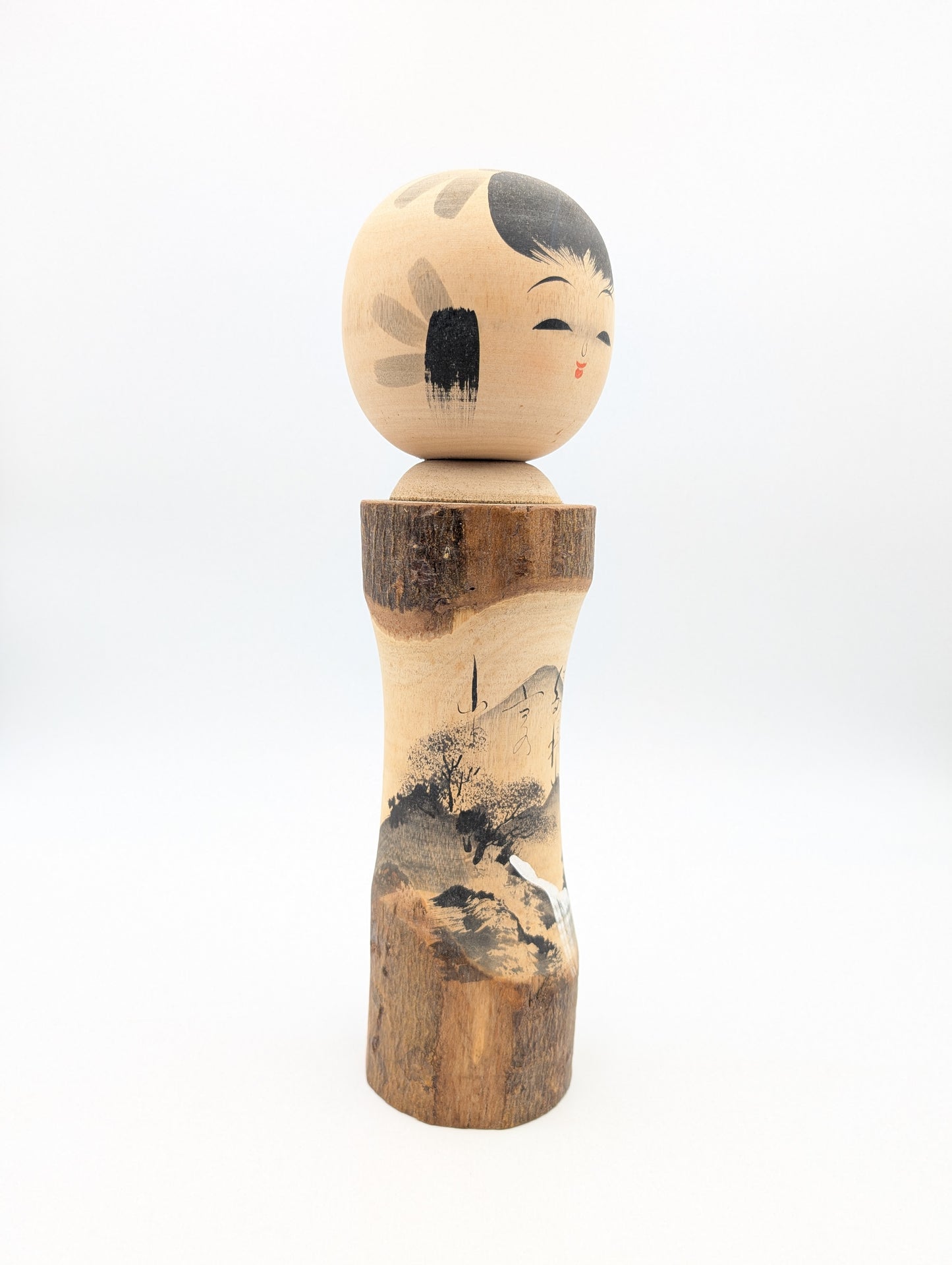 Kokeshi con paesaggio di montagna