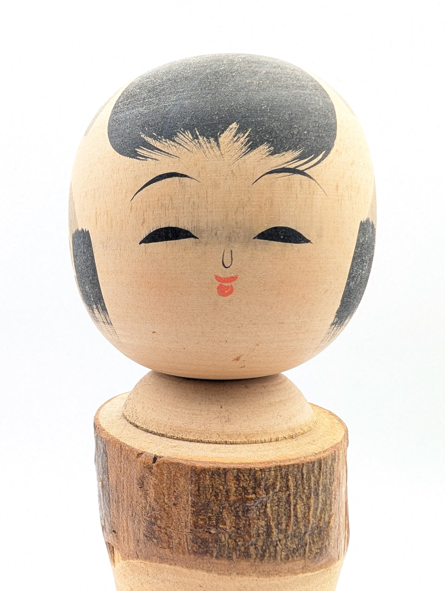 Kokeshi con paesaggio di montagna