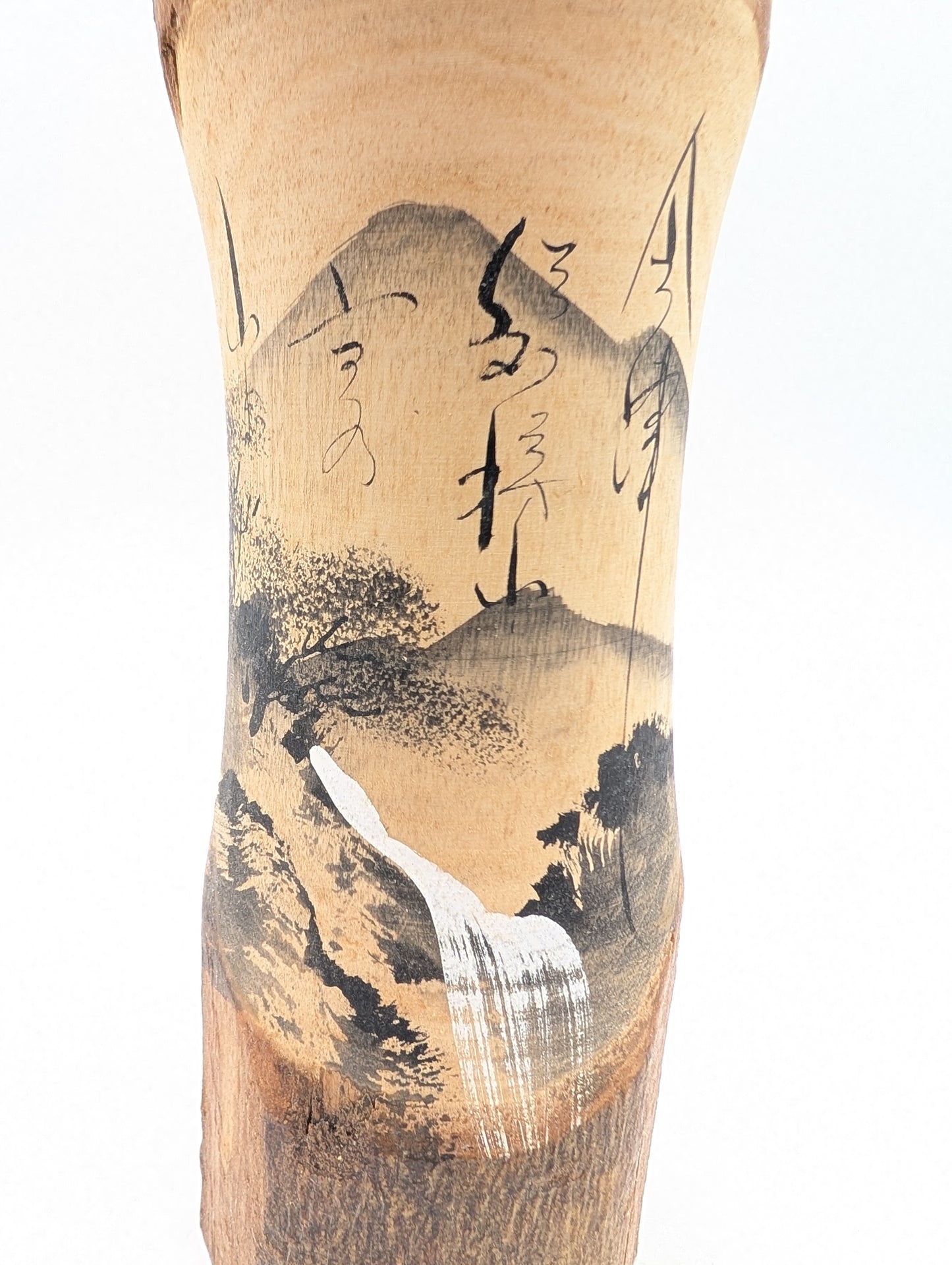 Kokeshi con paesaggio di montagna